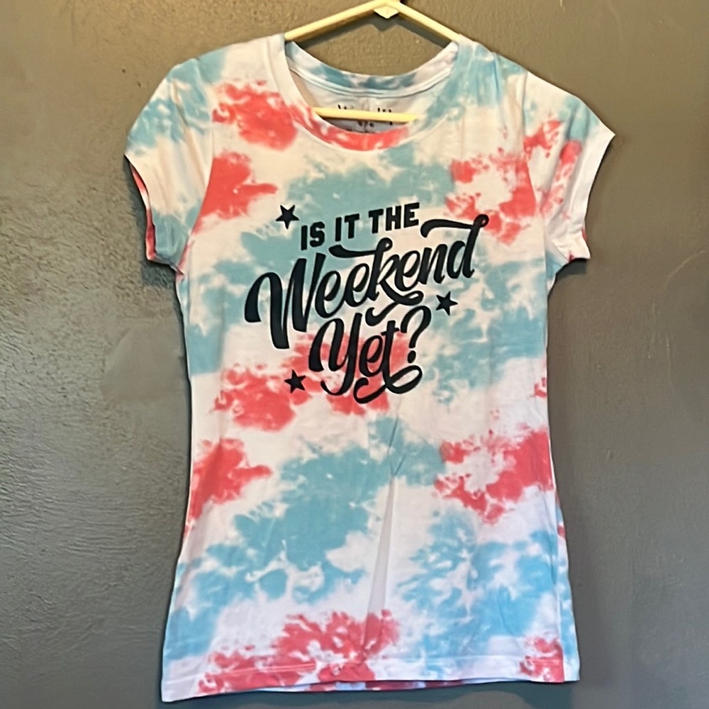 Tee with words (Is it the weekend ) size med   NWOT